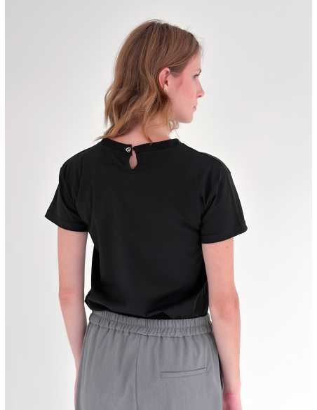 T-shirt con bottone gioiello