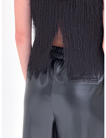 Crop top con piume a schiena aperta