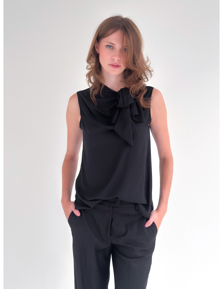 Top smanicato con fiocco