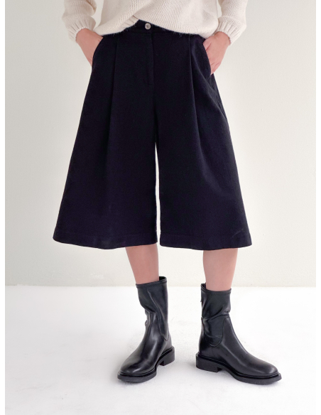 Bermuda shorts with pleats