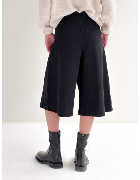 Bermuda shorts with pleats