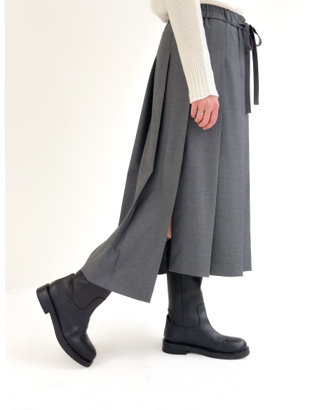 Pleated skirt with double length