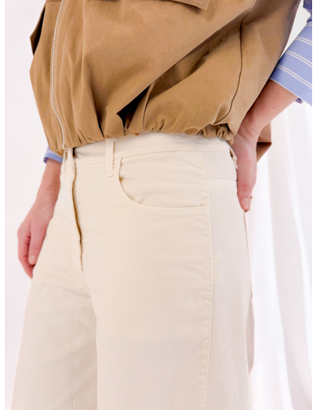 Sleeveless bomber jacket