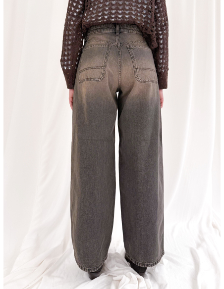 Balloon jeans in sand-washed denim