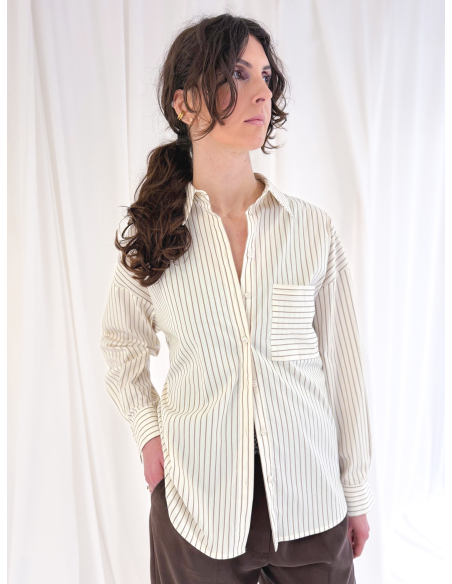 Camicia a righe con bottone posteriore