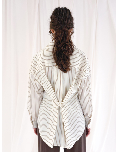 Camicia a righe con bottone posteriore