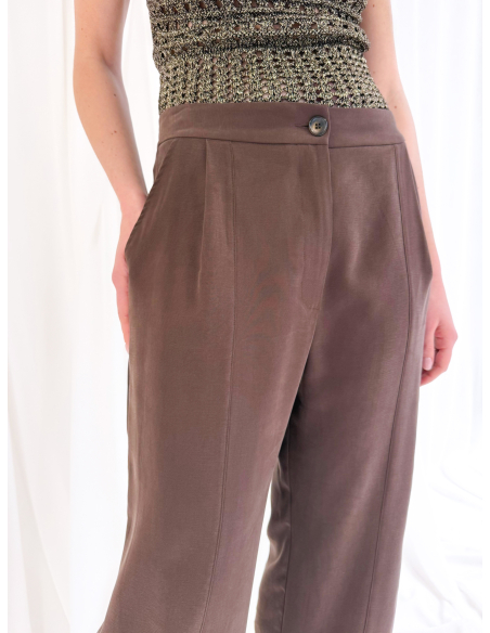 Trousers with pleats and adjustable bottom