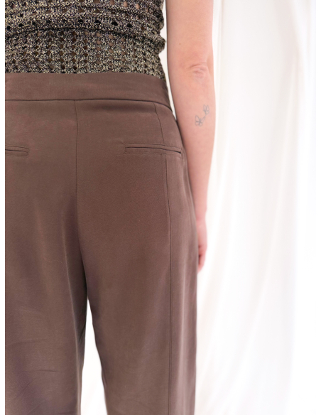 Trousers with pleats and adjustable bottom