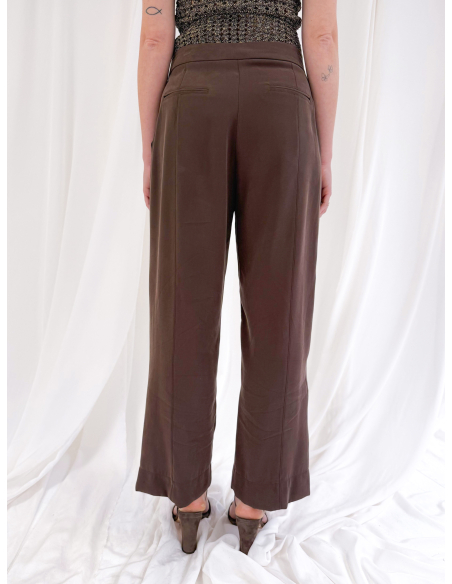 Trousers with pleats and adjustable bottom