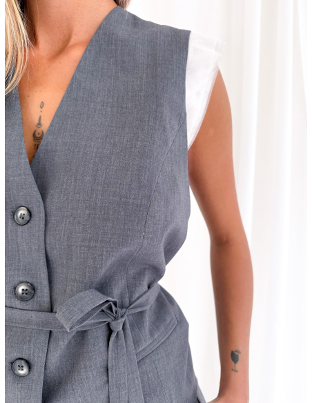 Vest with tulle application