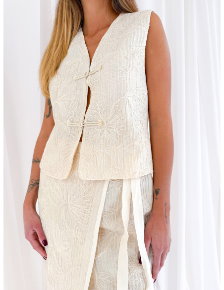 Vest embroidered with frogs