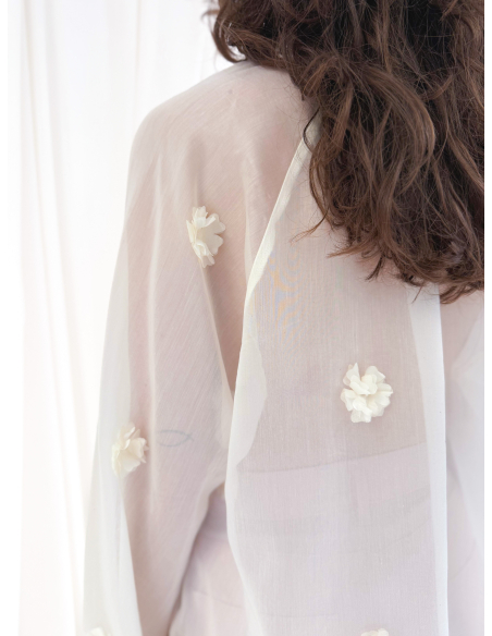 Blusa in viscosa di eucalipto con fiori applicati