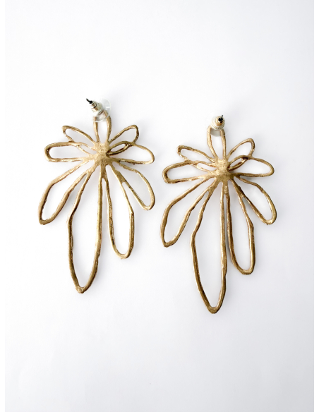 Orecchini metallici a fiore