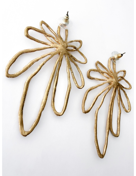 Orecchini metallici a fiore