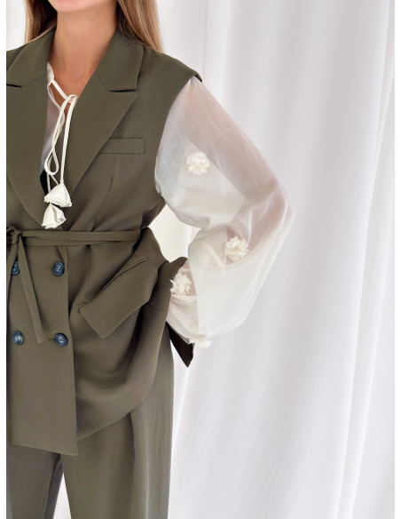 Blusa in viscosa di eucalipto con fiori applicati