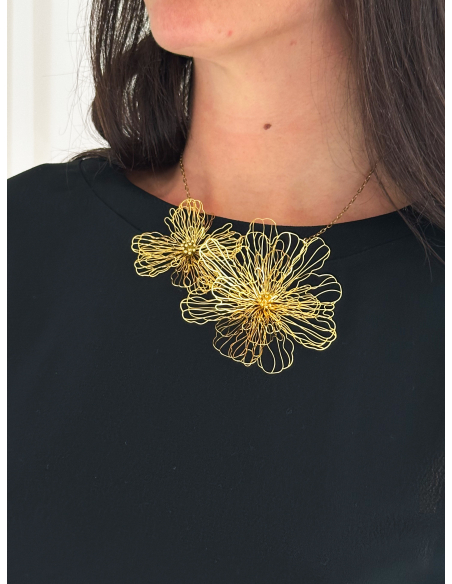 Choker in filo metallico con motivo floreale