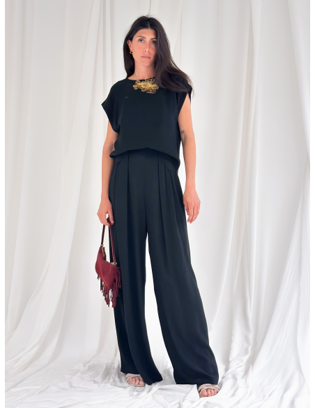 Metal wire choker with floral motif