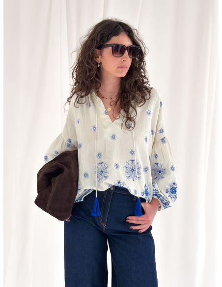 Cotton blouse with contrasting embroidery