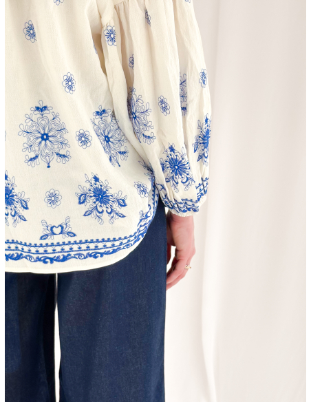 Cotton blouse with contrasting embroidery