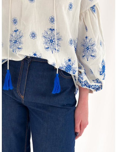 Cotton blouse with contrasting embroidery