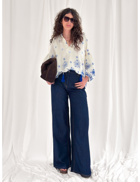 Cotton blouse with contrasting embroidery
