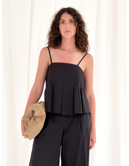 Top a canotta crop con faldoni