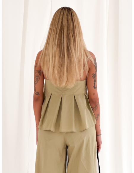 Top a canotta crop con faldoni