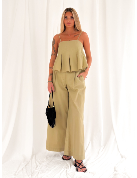 Top a canotta crop con faldoni