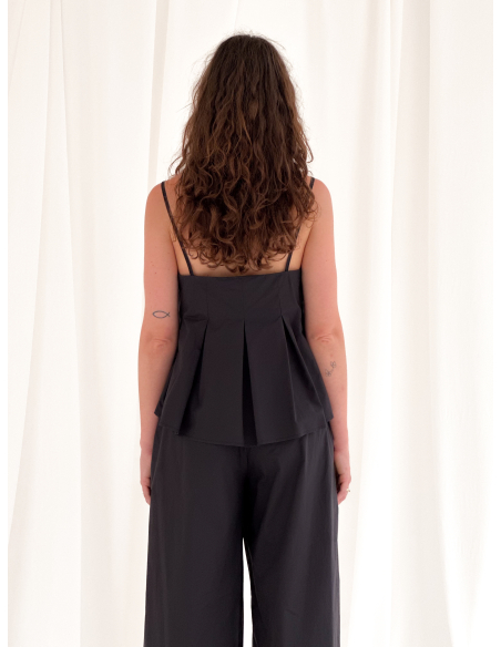 Top a canotta crop con faldoni