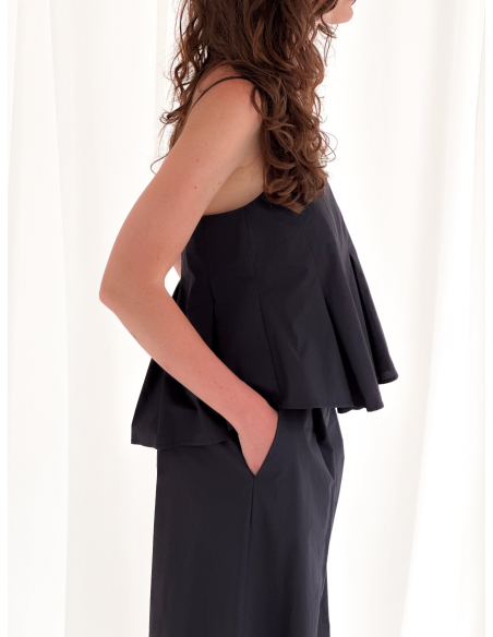 Top a canotta crop con faldoni