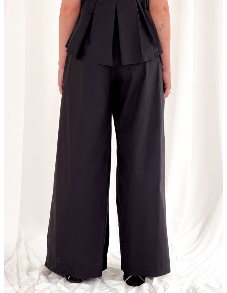 Pantalone ampio con pinces