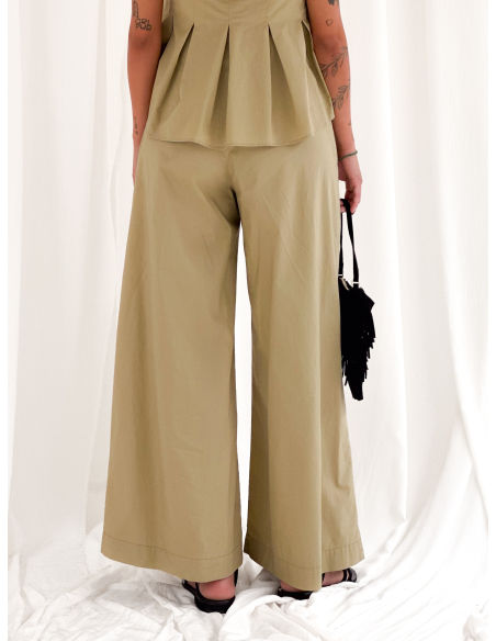Wide trousers with pleats