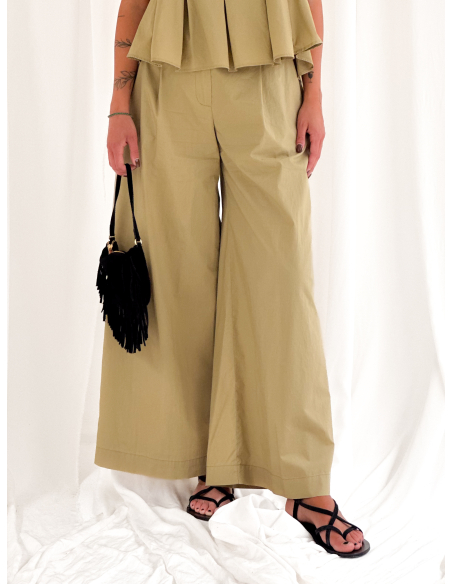 Wide trousers with pleats