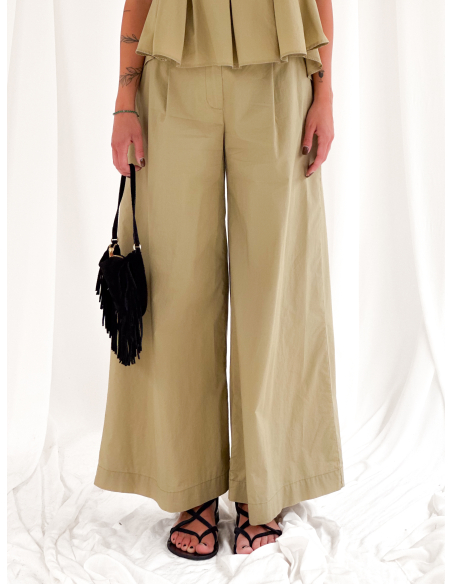 Pantalone ampio con pinces