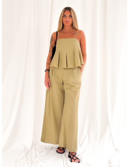 Wide trousers with pleats