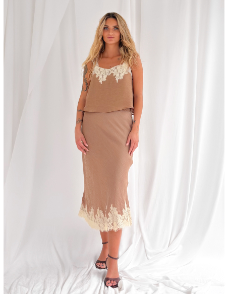 Longuette skirt with lace applications