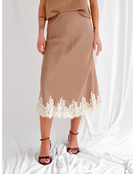 Longuette skirt with lace applications
