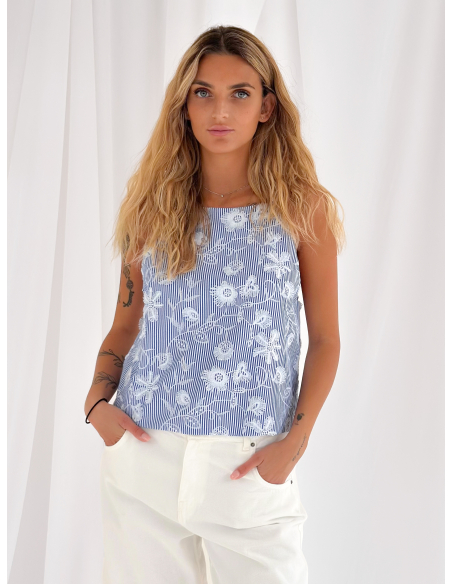 Top a righe con ricami floreali