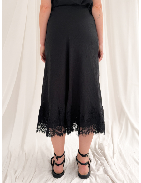 Longuette skirt with lace applications