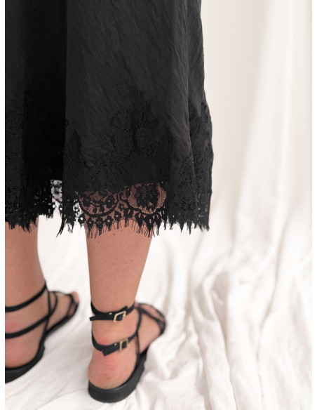 Longuette skirt with lace applications