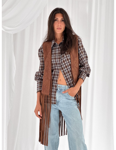 Gilet in suede ricamato con frange
