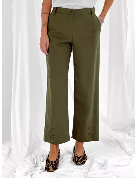 Pantalone straight con abbottonatura su fondo