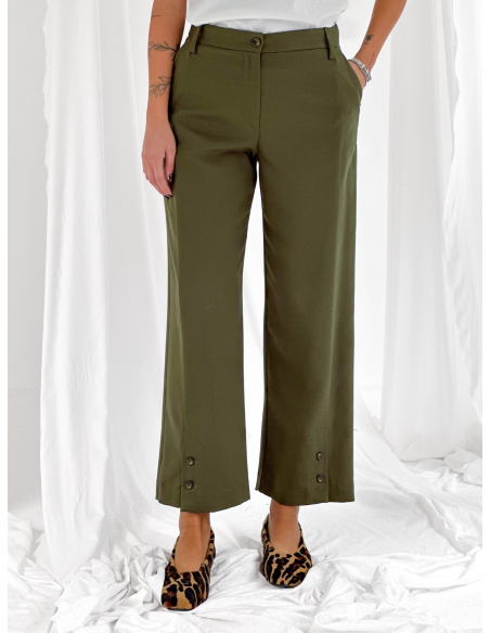 Pantalone straight con abbottonatura su fondo