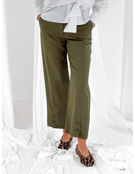 Pantalone straight con abbottonatura su fondo