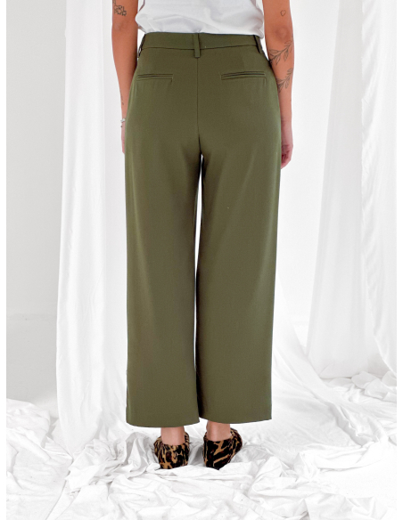 Pantalone straight con abbottonatura su fondo