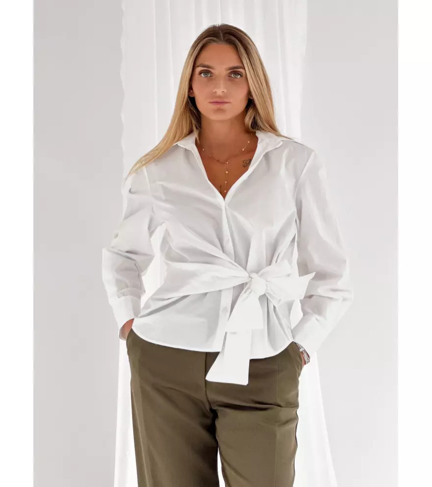 Pantalone straight con abbottonatura...