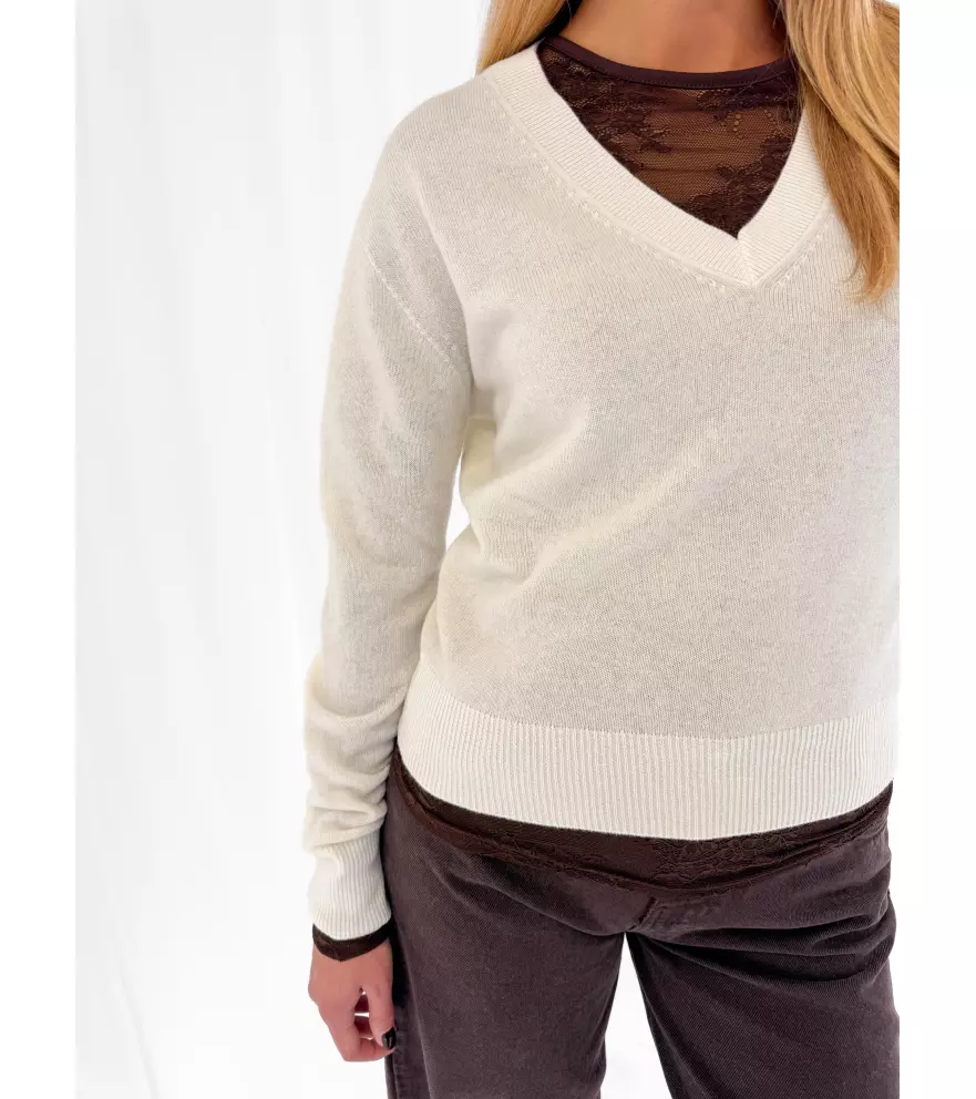 V-neck sweater in 100% wool