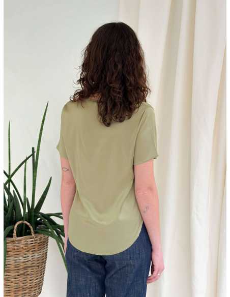 BLUSA IN VISCOSA SCOLLO A V